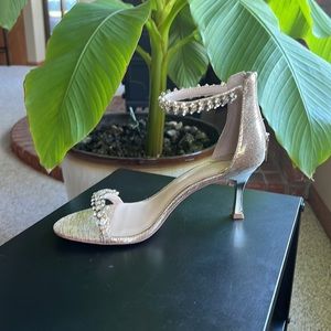 NWT Antonio Melani Leather Gold Embellished Squared Heels Size 7 1/2, 7.5.